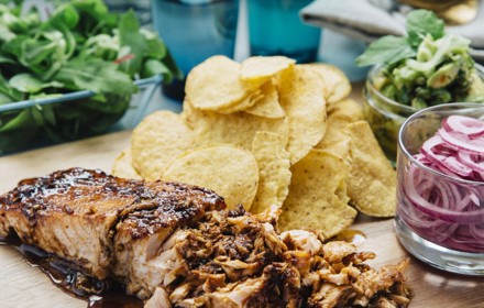 Pulled Lax Med Picklad Rodlok Och Tropisk Salsa Foto Emmamattsson 1344X13444